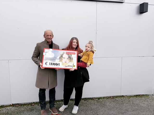 MeinBezirk-Braunau-Geschäftsstellenleiter Gerhard Pichlmair übergibt die Christkind-Spende an Anna und Johanna. | Foto: MeinBezirk