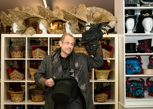 Seine Lieblingsstücke seien die, die ihn in schöne Momente zurückversetzten, erzählt der Modeschöpfer.   | Foto: Life Costume