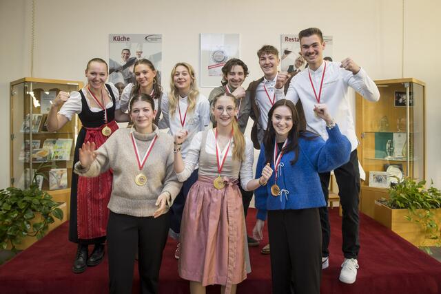 Die Sieger des Landeswettbewerbs, die Salzburg bei den Staatsmeisterschaften 2025 in Kärnten vertreten werden. 1. Reihe (v. l.): Maya Nussbaumer, Michelle Kohlmayr, Nicole Hessel 2. Reihe (v. l.): Natalie Sperl, Elena Jenisch, Katharina Aichhorn, Alex Ranggetiner, Anton Santner, Josef Leitner,  | Foto: WKS/Neumayr