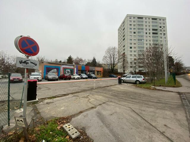 Auf diesem Grundstück soll in den kommenden Jahren der neunstöckige Neubau entstehen. | Foto: MeinBezirk