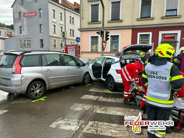 Im Einsatz standen die Freiwilligen Feuerwehren Leoben-Stadt und Leoben-Göß ebenso wie Kräfte der Polizei, der Rettung und ein Abschleppunternehmen. | Foto: FF Leoben-Stadt