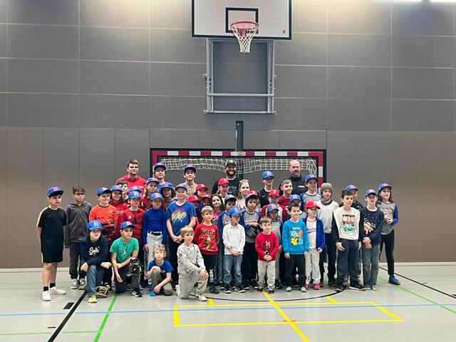 Gruppenfoto mit den US-Baseball-Stars sowie den Vienna Hurricanes und Panthers in der Sporthalle in der Anton-Krieger-Gasse.  | Foto: Baseball-Schule Wien