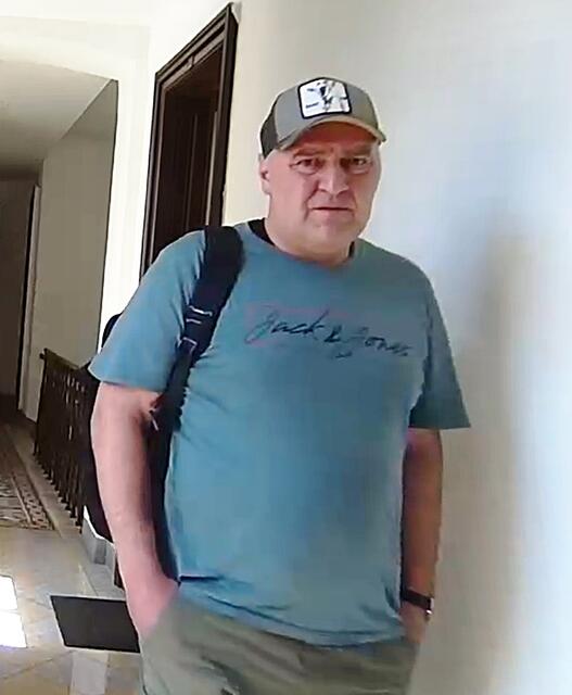 Dieser gesuchte Mann soll am 5. Juni einen Einbruch in der Brigittenau in der Wallensteinstraße begangen haben. | Foto: LPD Wien