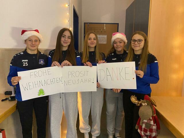 Die Spielerinnen Jasmin Hammrich, Hannah Schöberl, Stephanie Rinnhofer, Jasmin Dorfmeister und Marie-Kristin Leitner sagen - stellvertretend für ihre Teamkolleginnen und den Vorstand - Danke für die Unterstützung und wünschen frohe Weihnachten und ein gutes neues Jahr 2025. | Foto: Foto: FC Südburgenland