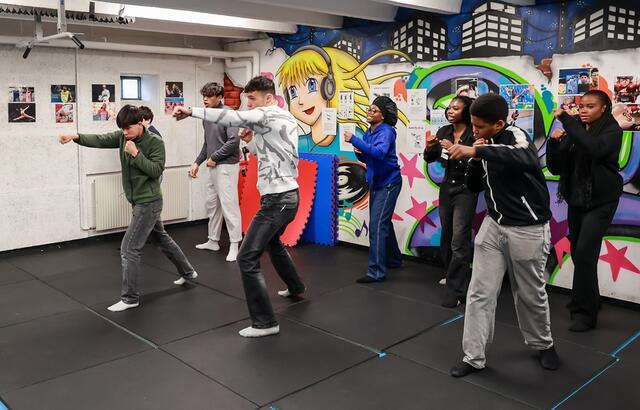 Bei einem Box-Workshop konnten sich die Teilnehmenden der Jugendgesundheitskonferenz in Ottakring richtig austoben. | Foto: Mirjam Reither