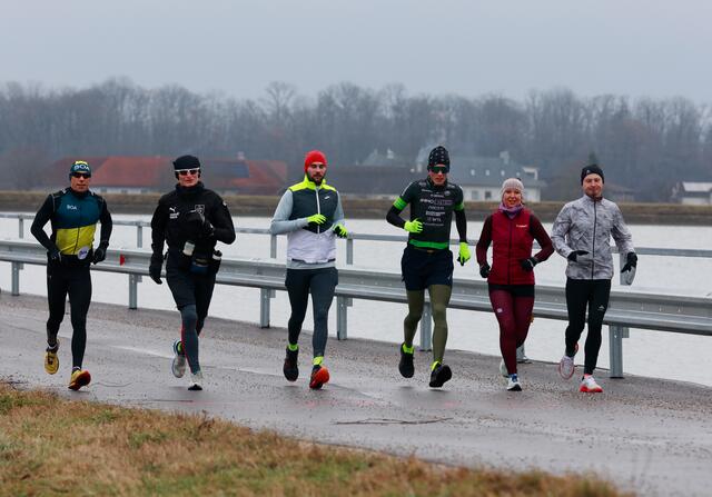 Hobby-Läufer begleiteten Lukas Kaufmann (3. von rechts) auch im Vorjahr. | Foto: Kurt Ganglbauer