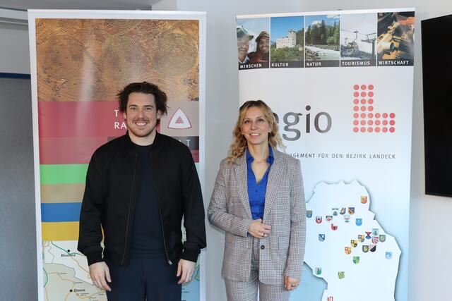 Sebastian Vicoli (Bereichsleitung TERRA RAETICA) und Eva Hergel (Bereichsleitung LEADER) informierten über kürzlich beschlossene LEADER- und INTERREG-Projekte. | Foto: Elisabeth Zangerl