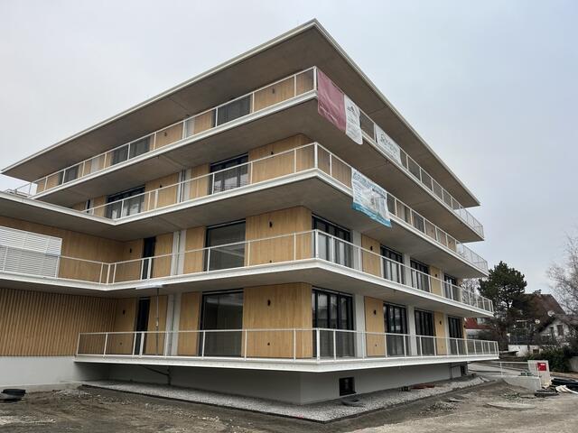 Die vier neuen Häuser mit gesamt 184 Wohnungen und zwei Gewerbeeinheiten in der Lanserhofsiedlung werden rund um ein Atrium mit viel Holz und großen, umlaufenden Balkonen errichtet. Sie sind ab Ende März 2025 bezugsfertig. | Foto: SALK/Tschandl