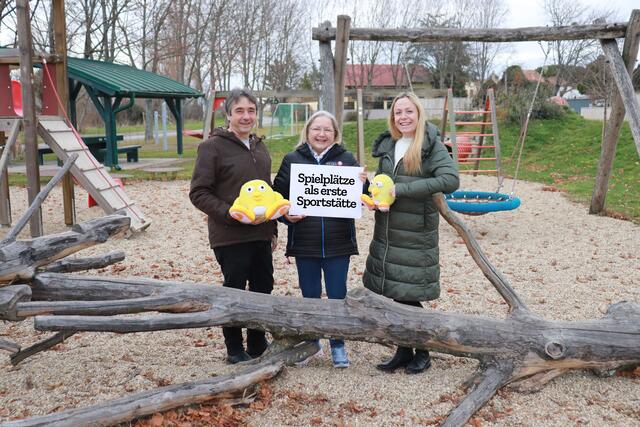 Bürgermeister Herbert Pinter, Sportunion Präsidentin Karin Ofner und Julia Schneider-Wagentristl am Bewegungspark in Zemendorf-Stöttera. | Foto: Sportunion Burgenland