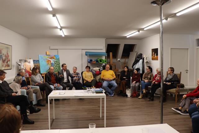 13 betroffene Wörglerinnen und Wörgler kamen zur Pressekonferenz mit dem Thema "City-Bus Akutsituation", um ihre persönlichen Erfahrungen mit der Öffentlichkeit zu teilen.  | Foto: Nimpf