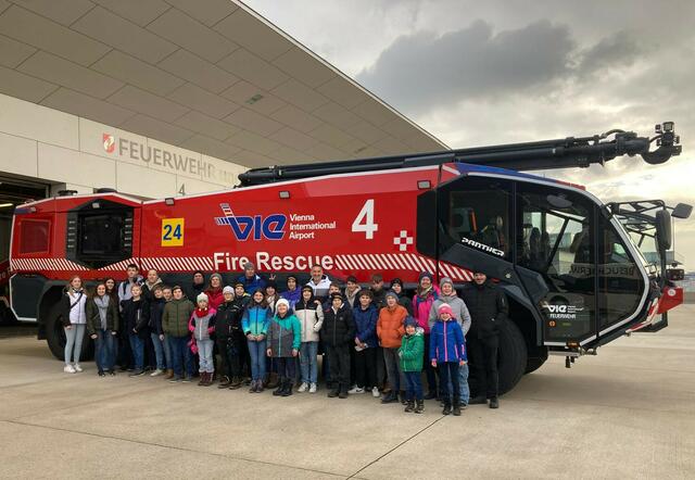 Mit dem "Panther": Der beeindruckende Fuhrpark der Flughafenfeuerwehr konnte kennengelernt werden. | Foto: FF Waidhofen/Thaya