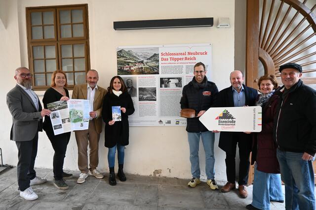 Besucherinnen und Besucher können die Spuren Andreas Töppers im gesamten "Töpper:Reich" entdecken: Bürgermeister Reinhard Nosofsky (Reinsberg), Bettina Rehwald (Eisenstraße Niederösterreich), Bürgermeister Manfred Zellhofer (St. Anton an der Jeßnitz), Denise Möser (Neubruck Immobilien GmbH), Florian Reschinsky (Konditorei Reschinsky), Bürgermeister Franz Aigner (Scheibbs), Rosemarie Stadler (Mostviertel Tourismus) und Wolfgang Zimprich (die werbetrommel)
 | Foto: eisenstrasse.info