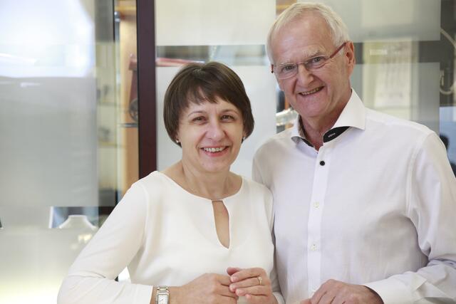 Heidi und Otto Schützer bedanken sich herzlichst bei ihren Kunden für die langjährige Treue.  | Foto: Juwelier Schützer