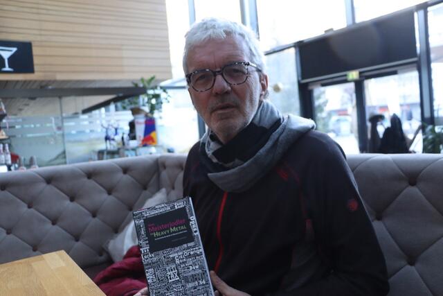 Stolz präsentiert Manfred Jenewein sein neuestes Buch. | Foto: Seelos