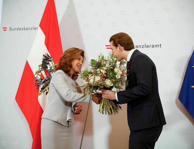 Die ehemalige Bundeskanzlerin Brigitte Bierlein bei der Amtsübergabe an Bundeskanzler Sebastian Kurz am 7. Jänner 2020. | Foto: BKA/Dragan Tatic