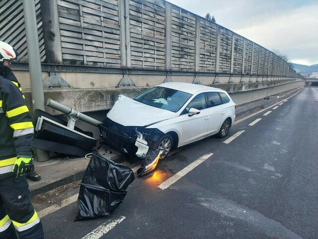 Ein Fahrzeug krachte nach dem Umfahrungstunnel gegen die Leitschiene und demolierte eine Ampel. | Foto: FF Voitsberg