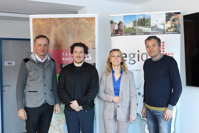 Informierten über kürzlich beschlossene LEADER- und INTERREG-Projekte: Projektträger Dietmar Walser (GF Tourismusverband Tiroler Oberland), Sebastian Vicoli (Bereichsleitung TERRA RAETICA), Eva Hergel (Bereichsleitung LEADER) und RegioL-Geschäftsführer Gerald Jochum, (v.l.). | Foto: Elisabeth Zangerl