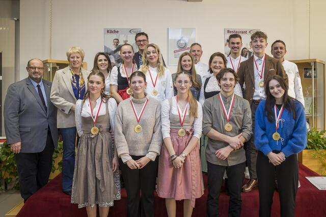 von Links: Letzte Reihe: Benedikt Lang, Günter Sallaberger, Josef Leitner, Alexander Forbes jun.

Mittlere Reihe: Erich Mortsch, WKS Vizepräs. Andrea Stifter, Martina Plaschke, Natalie Sperl, Katharina Aichhorn, Martina Jöbstl, Barbara Alzner, Anton Santner,

Vorne: Elena Jenisch, Maya Nussbaumer, Michelle Kohlmayr, Alex Ranggetiner, Nicole Hessel

 | Foto: WKS/Neumayr