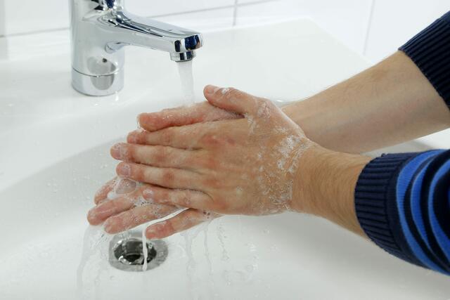 Experten empfehlen regelmäßige Handhygiene mit alkoholischen Desinfektionsmitteln. | Foto: gespag