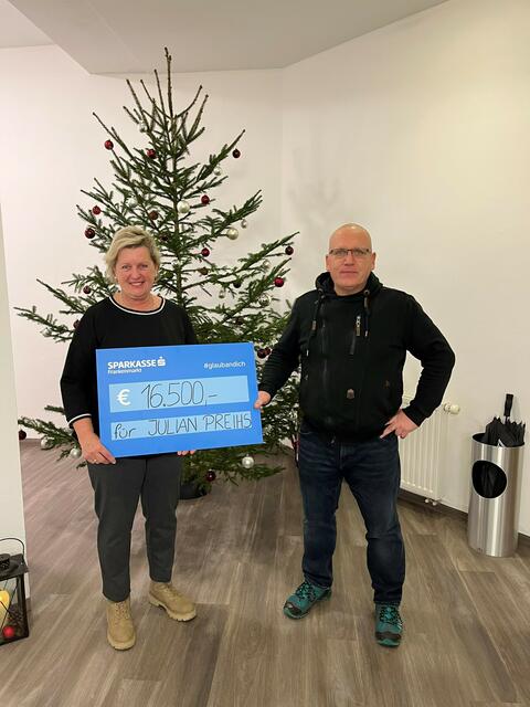 Gabriele Aigenstuhler übergab Mario Preihs den Scheck. | Foto: Gemeinde Pfaffing