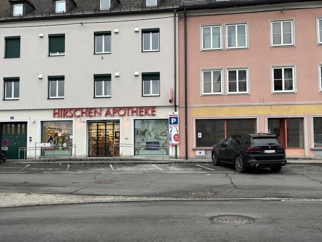 Neben dieser Apotheke in Klagenfurt sind mehrere Stellplätze als "Privatparkplatz" gekennzeichnet. Wer hier neben den Parkflächen der Apotheke parkt, muss mit einer "Strafe" und einer Anzeige rechnen. Zumeist wird in solchen Fällen mit einer Besitzstörungsklage gedroht. | Foto: MeinBezirk.at