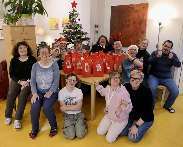 Der Ferdinandus Orden bei seiner ehrenamtlichen Arbeit und einer Nikoloaktion. | Foto:  Silvia Kugler