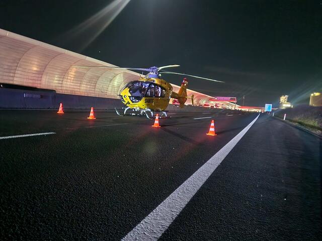 Das Rettungshubschrauber stand mehrfach auf der A4 im Einsatz. | Foto: FF Schwechat