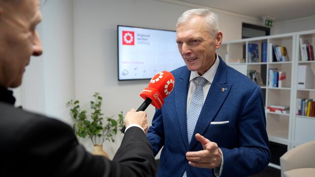 Klassische Mode mit einer besonderen Zugabe: Themenkrawatten. Im Bild: Landtagsabgeordneter Josef Schöchl | Foto: Stefan Schubert