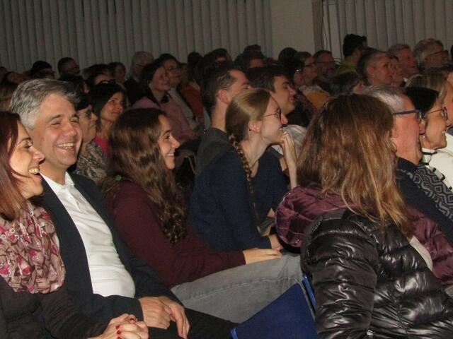 prall gefüllter Gemeindesaal in Rietz | Foto: Tatschl