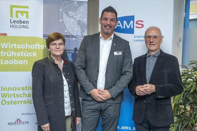 Vizebürgermeister Birgit Sandler, Hausherr und Geschäftsstellenleiter des AMS Leoben Michael Repey mit Wirtschaftsfrühstück-Organisator Sigi Nerath (v.l.) | Foto: Klaus Pressberger