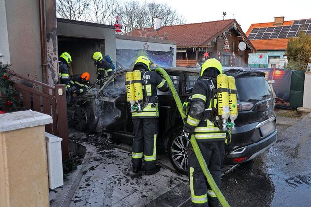 Ein PKW-Vollbrand bedrohte ein angrenzendes Wohnhaus. | Foto: BFKDO BADEN / Stefan Schneider