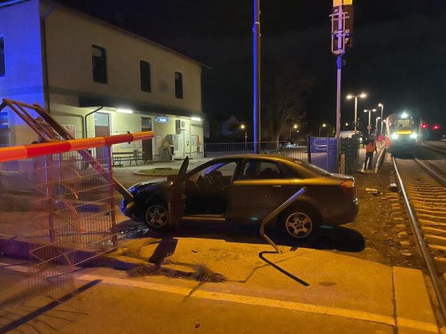 Für die Florianis war Vorsicht geboten, da jederzeit ein Zug in den Bahnhof einfahren konnte. | Foto: FF Neudörfl