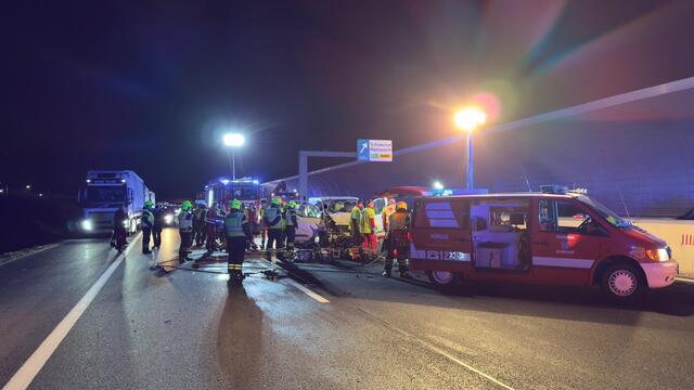 Der Beifahrer des verunfallten Transporters wurde mittels hydraulischem Rettungsgerät gerettet. | Foto: FF Schwechat