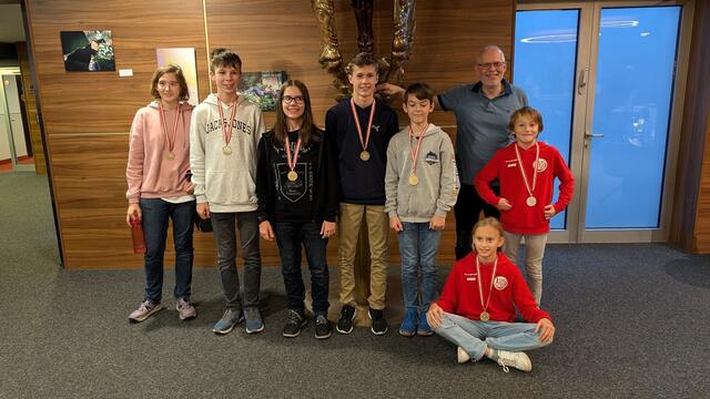 Medaillengewinner Schnellschach Dienstag, von links: Stella Haslinger, Liam Matthias, Nina Gaisberger, Michael Wimmer, Noah Pleimer, Tymur Donets, sitzend Alina Donets, dahinter Reinhard Heimberger (Betreuer) | Foto: Thomas Pollak