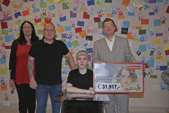 Julian (16) und Mario Preihs freuen sich riesig über den Scheck vom BezirksRundSchau Christkind, überreicht von MeinBezirk-Geschäftsstellenleiter Roman Cserkits (r.) und Redaktionsleiterin Christine Steiner-Watzinger. | Foto: Rabl