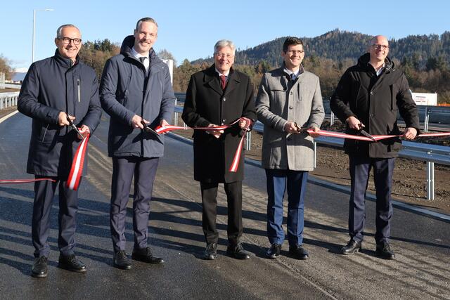 Von links: Alexander Walcher ,Hartwig Hufnagl, LH Peter Kaiser, LHStv. Martin Gruber, Andreas Fromm bei der Freigabe des Streckenabschnitts.  | Foto: ASFINAG/Oliver Wolf