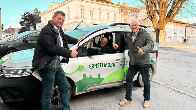 Bürgermeister Gerhard Toifl und Gemeindeamtsleiter Horst Gangl wünschen gute Fahrt. | Foto: Lisa Wurzinger / RegionalMedien Niederösterreich