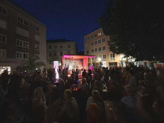 In der Linzer Altstadt wird heuer rund um den Pavillon am Alten Markt Silvester gefeirert. Statt eines Feuerwerks gibt es dort um Mitternacht eine Licht- und Effektshow. | Foto: Wir Altstadt Linz