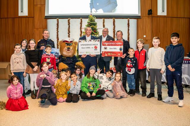Die Kinder bekamen gefüllte Kinderpolizei-Sackerl, und der Leiter der SOS-Kinderdörfer Wien, Erwin Roßmann, freute sich über Geldspenden. | Foto: LPD Wien