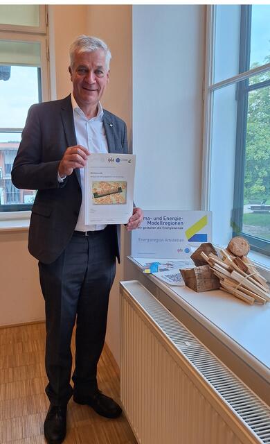 GDA Obmann LAbg. Bgm. Anton Kasser präsentiert den fertigen Bericht. | Foto: GDA