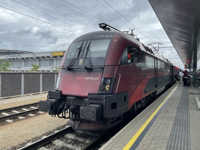 Am Dienstagmorgen kam es zu Umleitungen und Verspätungen auf der Weststrecke zwischen Meidling und Tullnerfeld. (Archiv) | Foto: Johannes Reiterits