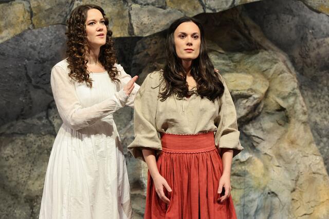 Brigitte Schiebler verjüngte das Kostümbild, indem sie das verliebte Paar in legerem Gewand und den Engel in einem elfenhaften Kleid darstellte. | Foto: Salzburger Adventsingen / Franz Neumayr