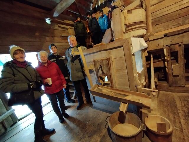 Zuschauen beim Mahlen | Foto: FF Gamsforst und Veronika Frank