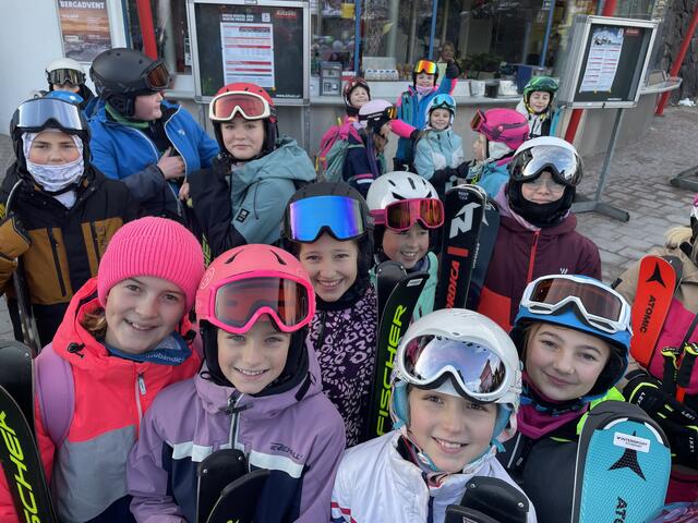 Begeisterte Schülerrinnen und Schüler der 1b Klasse. | Foto: Sportmittelschule Kitzbühel