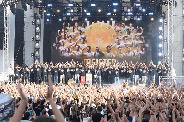 Am Grazer Hauptplatz wurde mit tausenden Fans gefeiert.  | Foto: GEPA