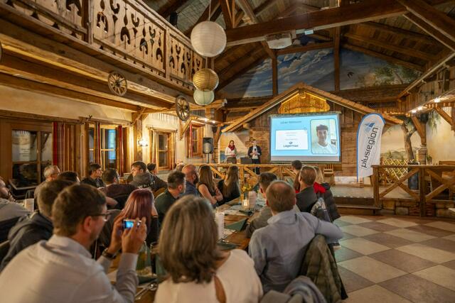 Die frischgebackenen Gesellen und Gesellinnen wurden, gemeinsam mit ihren Lehrlingsausbildern und Unternehmern, zu einem gemütlichen Abend mit gutem Essen und Programm sowie einem netten Beisammensein eingeladen. | Foto: photoartmila
