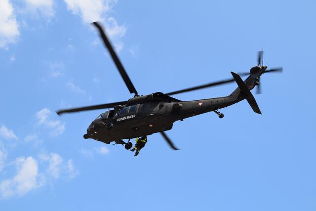 Mehrere Hubschrauber sorgten am Dienstagvormittag, 17. Dezember, für Aufsehen über den Dächern Wiens. (Symbolfoto) | Foto: Symbolfoto: Zeiler