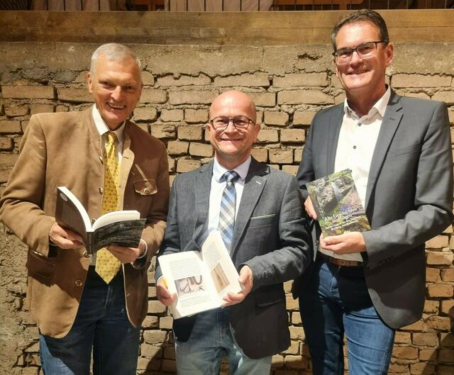 Von rechts: Der Bürgermeister von Schleedorf Hermann Scheipl, der Autor Herbert Handlechner und der Landtagsabgeordnete Josef Schöchl. | Foto: Schöchl