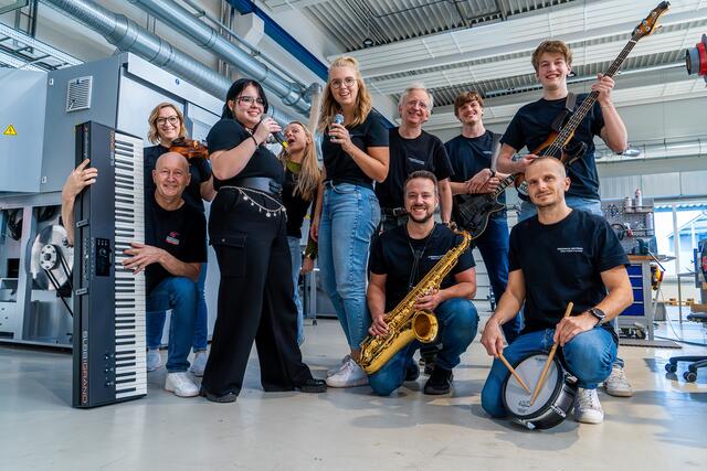 Der Anlagenbauer Rosendahl Nextrom beweist mit seinem neuesten Herzensprojekt, dass Hightech und Emotionen bestens harmonieren. Die Idee: Ein firmeneigenes Mixtape, das nicht nur Musik, sondern auch die Geschichten und Erinnerungen der Mitarbeitenden einfängt.  | Foto: Rosendahl Nextrom