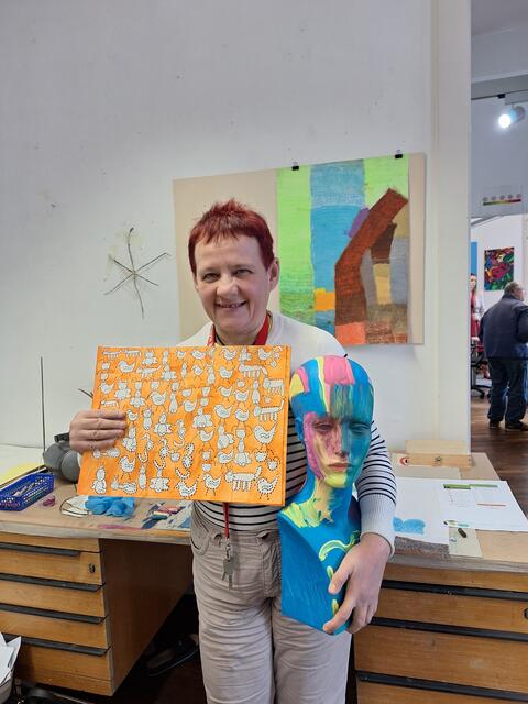 Annemarie Adam zeigt hier ein detailreiches Bild von Tieren, das sie mit Finelinern gestaltet hat. Auch den Modellkopf hat sie mit Farben zum Leben erweckt.  | Foto: Ulrike Walner